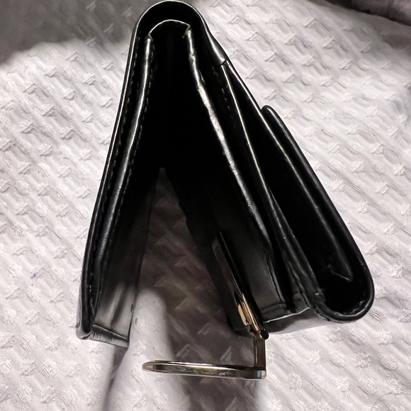 GUCCI Smooth Black Leather Bi Fold Wallet with G Clasp - Picture 8 of 16